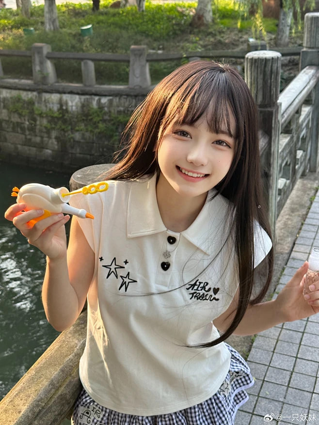 工位对面 海报
